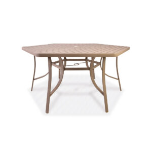 Mesa Porto Rico Hexagonal, com estrutura em alumínio com tampo ripado, cor fendi